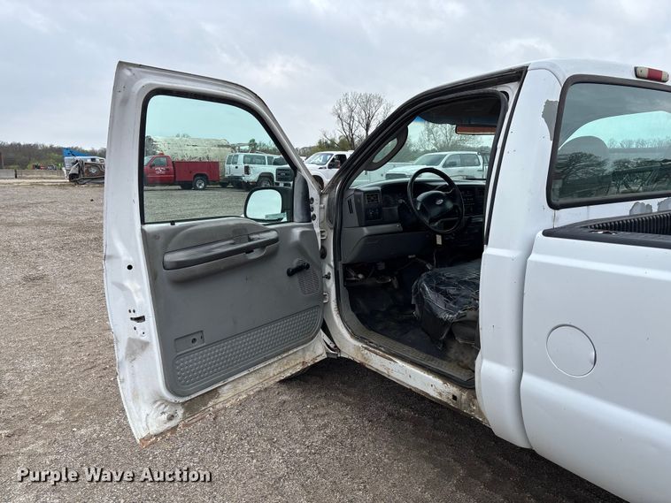 image for item FB3434 2004 Ford F250 Super Duty pickup truck