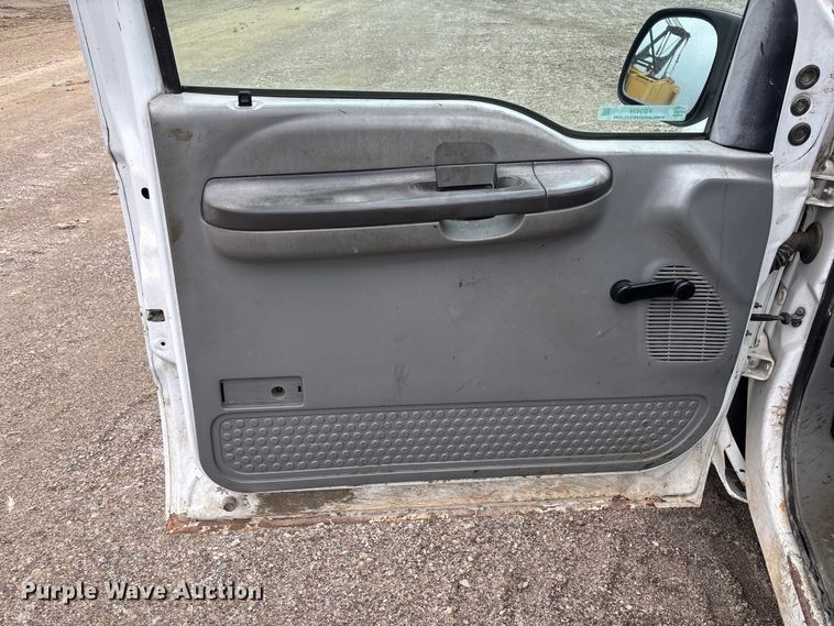image for item FB3434 2004 Ford F250 Super Duty pickup truck