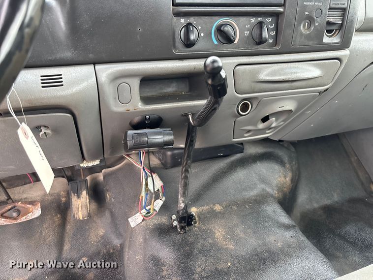 image for item FB3434 2004 Ford F250 Super Duty pickup truck