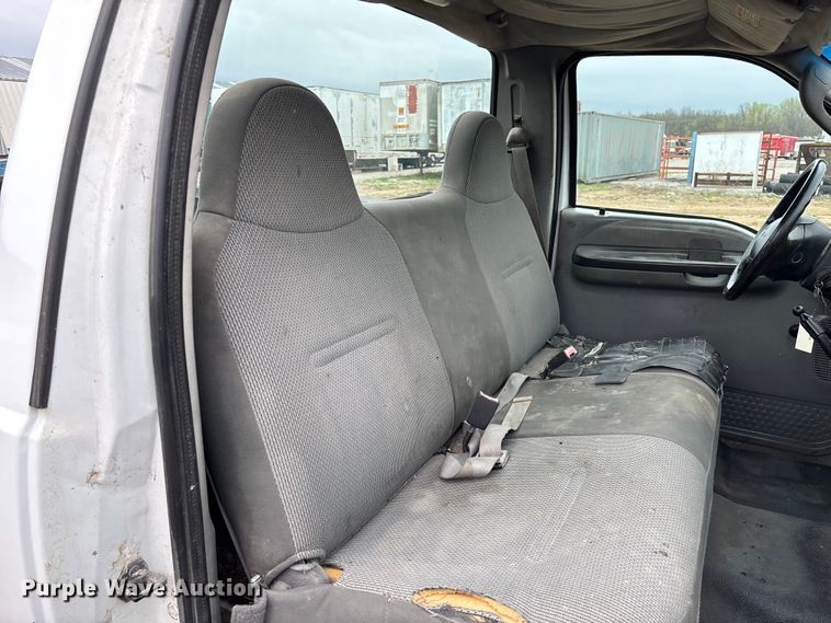 image for item FB3434 2004 Ford F250 Super Duty pickup truck