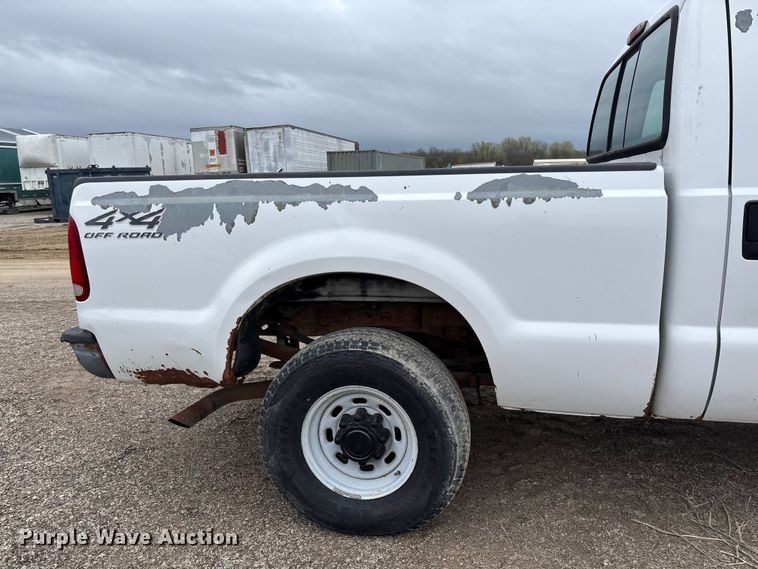 image for item FB3435 2002 Ford F250 Super Duty Crew Cab pickup truck