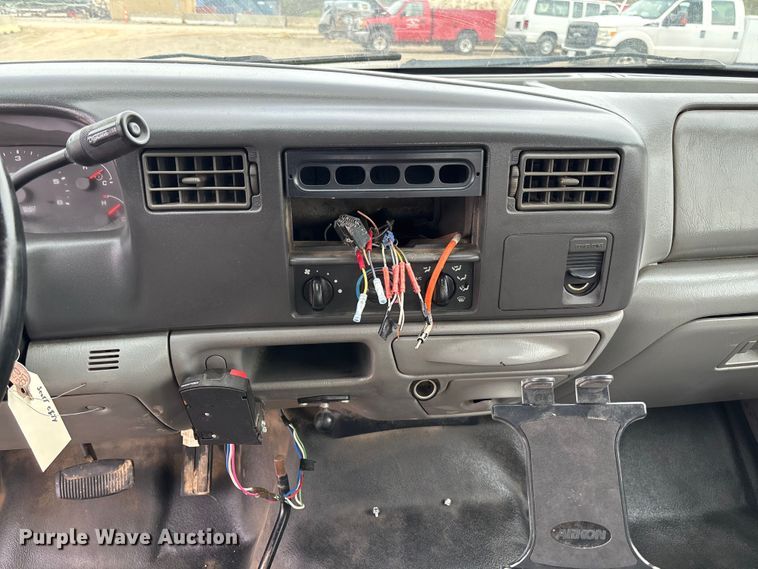 image for item FB3435 2002 Ford F250 Super Duty Crew Cab pickup truck