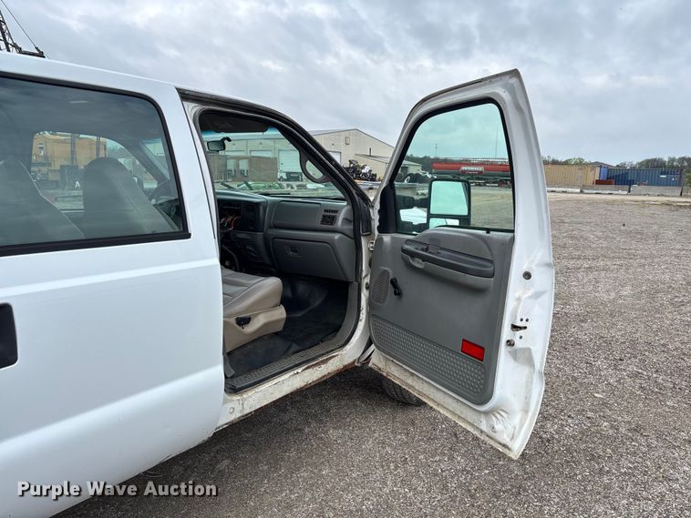 image for item FB3435 2002 Ford F250 Super Duty Crew Cab pickup truck