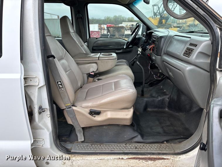 image for item FB3435 2002 Ford F250 Super Duty Crew Cab pickup truck