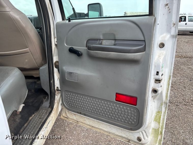 image for item FB3435 2002 Ford F250 Super Duty Crew Cab pickup truck