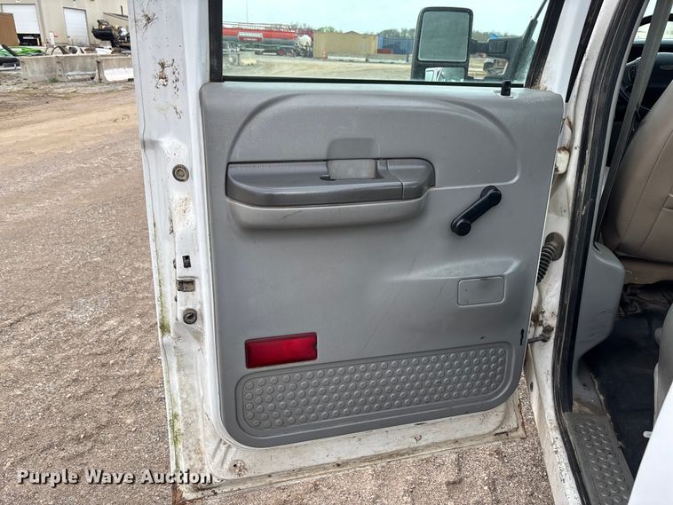 image for item FB3435 2002 Ford F250 Super Duty Crew Cab pickup truck