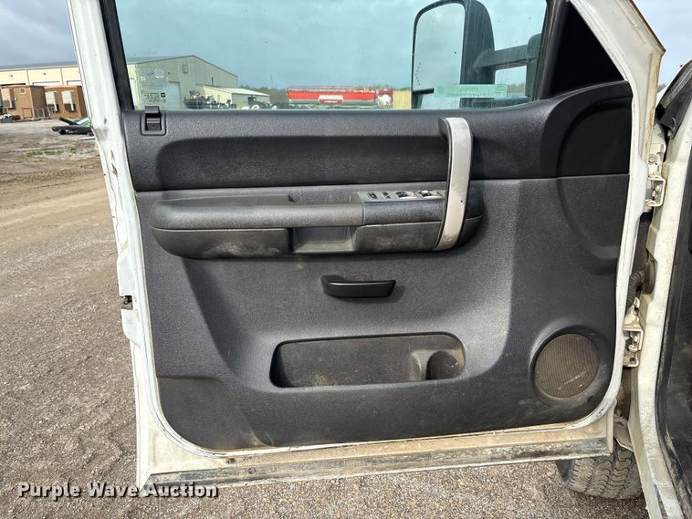 image for item FB3436 2008 GMC Sierra 3500HD Crew Cab pickup truck