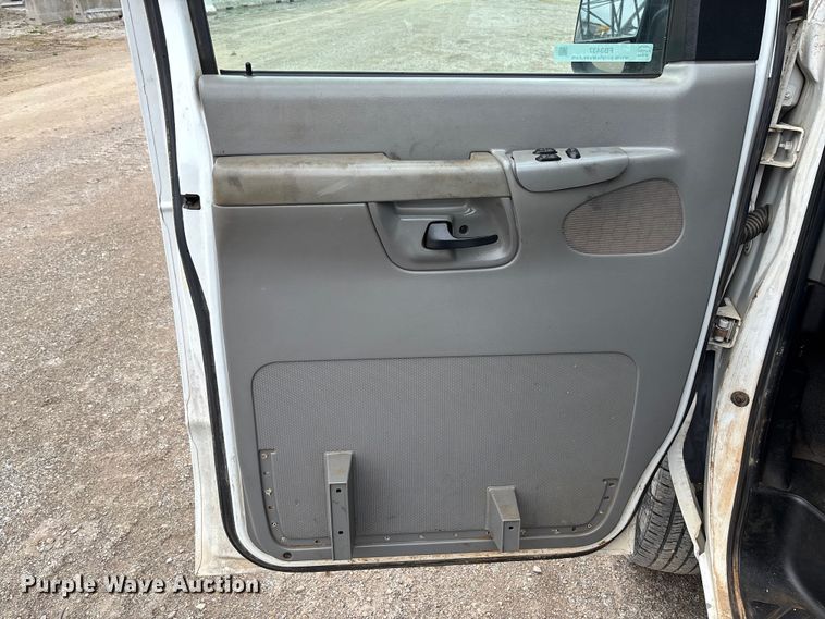 image for item FB3437 2006 Ford E350 van