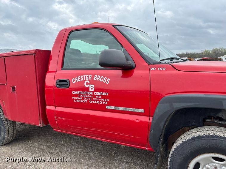 image for item FB3438 2003 GMC Sierra 2500HD utility bed pickup truck