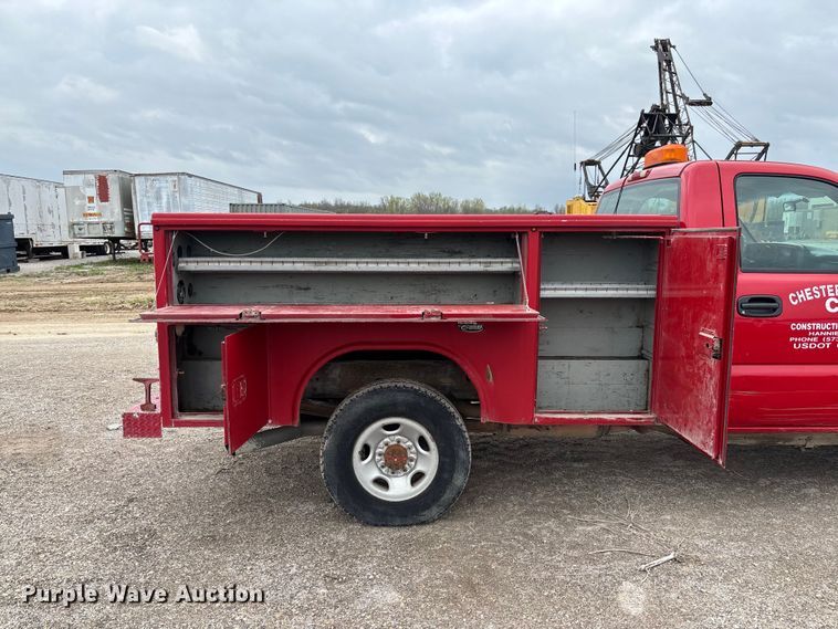 image for item FB3438 2003 GMC Sierra 2500HD utility bed pickup truck