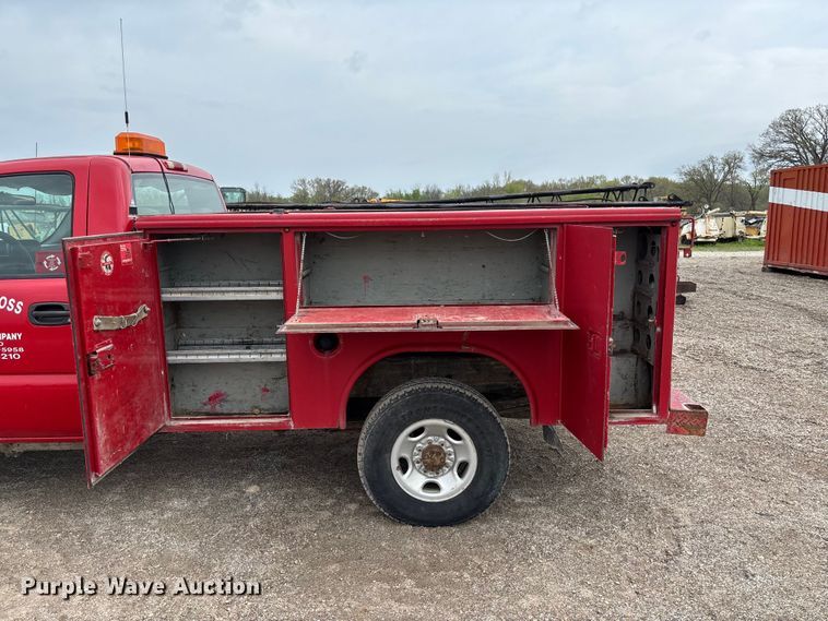 image for item FB3438 2003 GMC Sierra 2500HD utility bed pickup truck