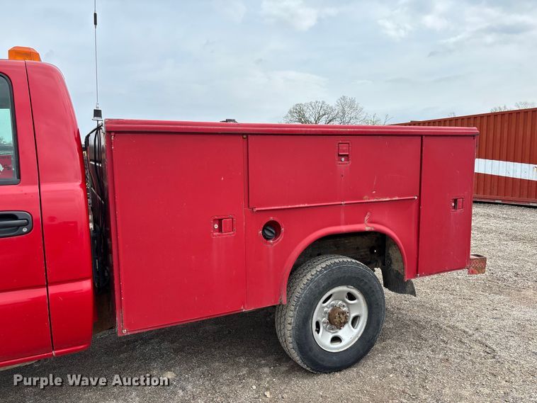 image for item FB3438 2003 GMC Sierra 2500HD utility bed pickup truck