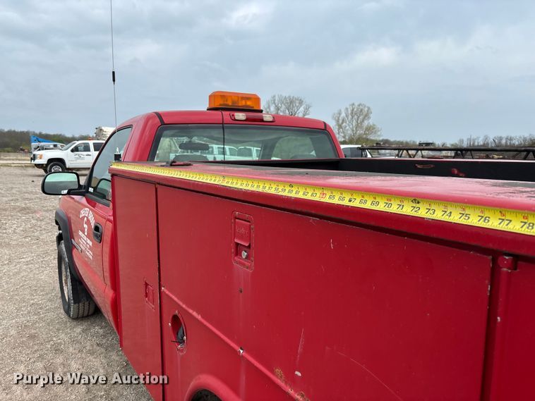 image for item FB3438 2003 GMC Sierra 2500HD utility bed pickup truck