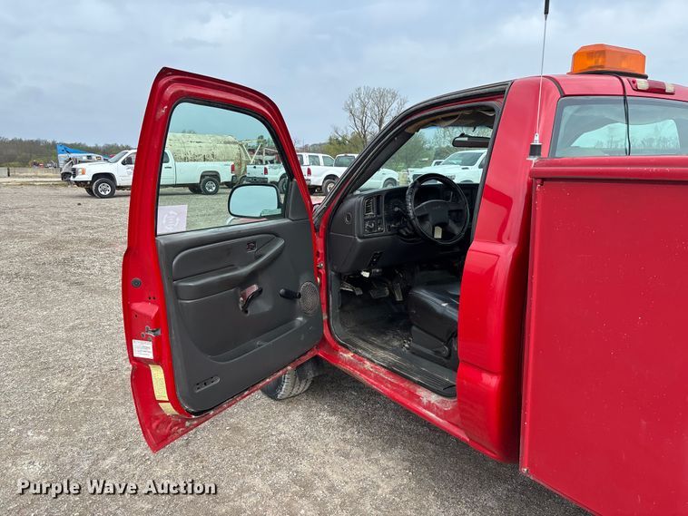 image for item FB3438 2003 GMC Sierra 2500HD utility bed pickup truck