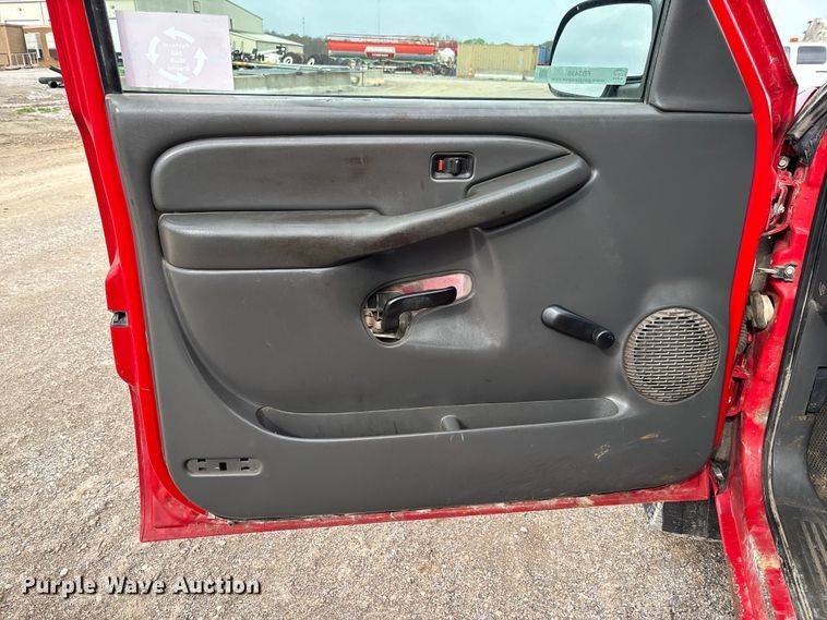 image for item FB3438 2003 GMC Sierra 2500HD utility bed pickup truck