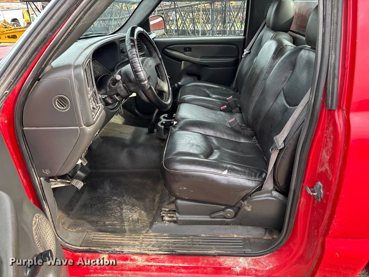 image for item FB3438 2003 GMC Sierra 2500HD utility bed pickup truck