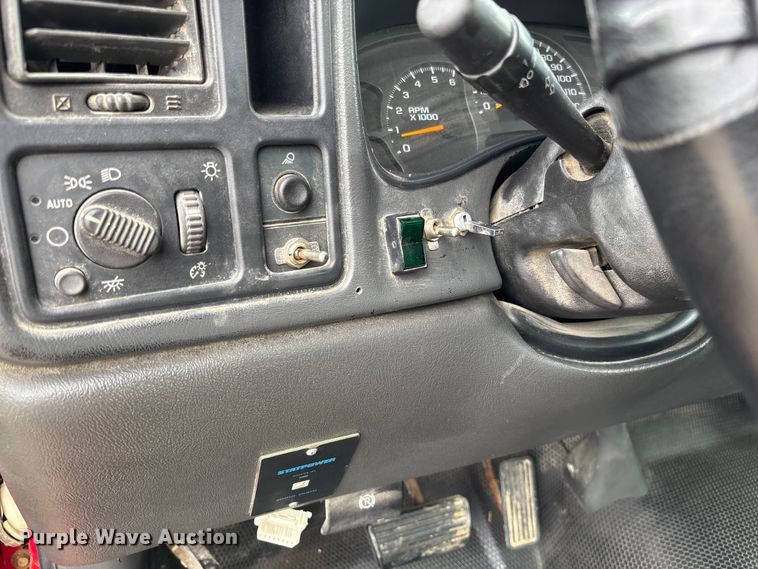 image for item FB3438 2003 GMC Sierra 2500HD utility bed pickup truck