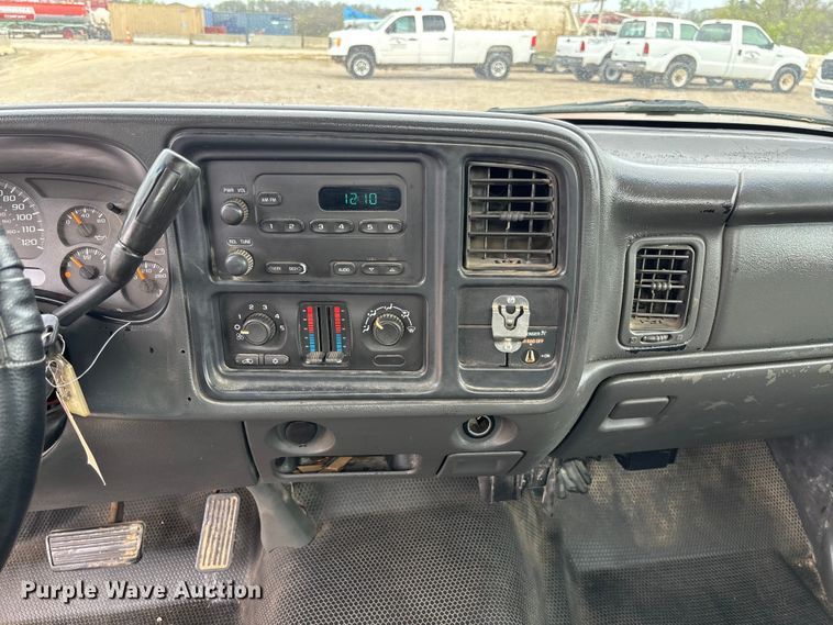 image for item FB3438 2003 GMC Sierra 2500HD utility bed pickup truck