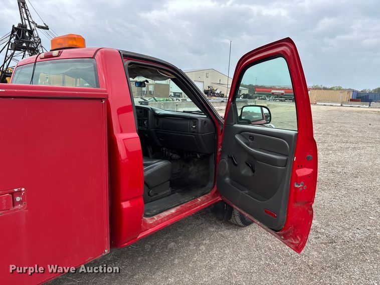 image for item FB3438 2003 GMC Sierra 2500HD utility bed pickup truck