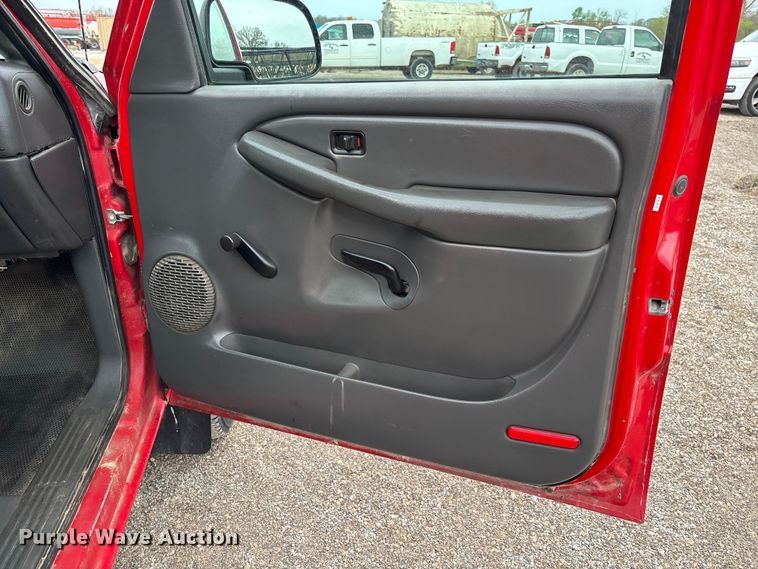 image for item FB3438 2003 GMC Sierra 2500HD utility bed pickup truck