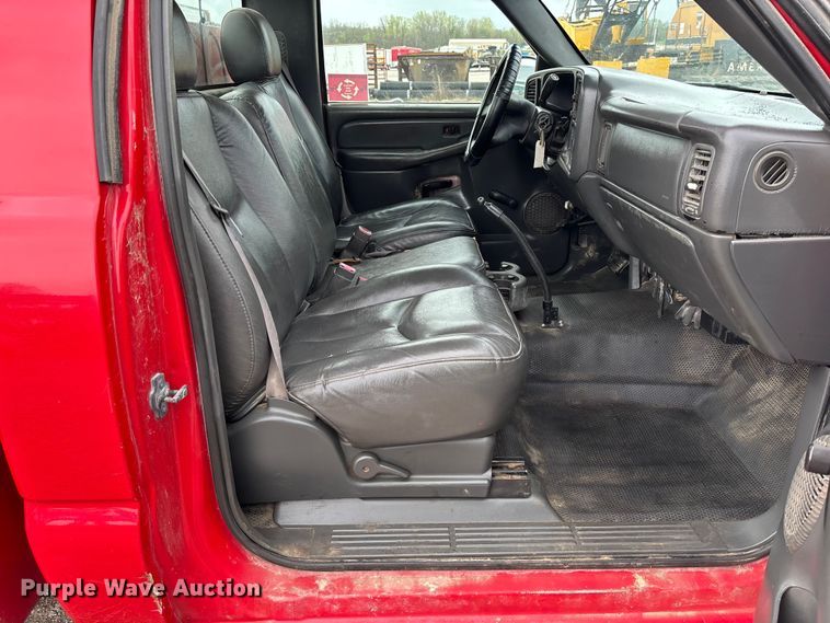 image for item FB3438 2003 GMC Sierra 2500HD utility bed pickup truck