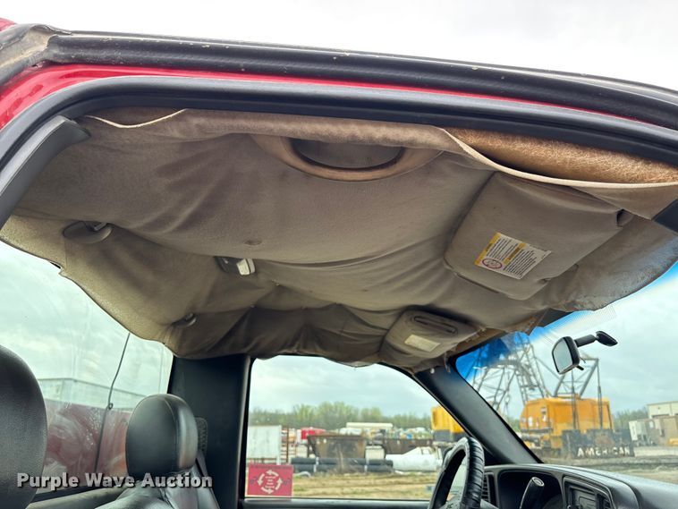 image for item FB3438 2003 GMC Sierra 2500HD utility bed pickup truck