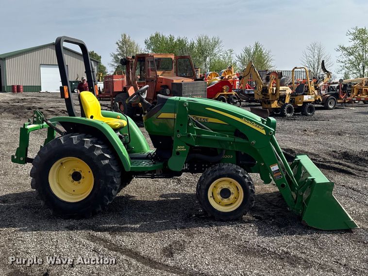 image for item FB5702 2008 John Deere 3203 MFWD tractor