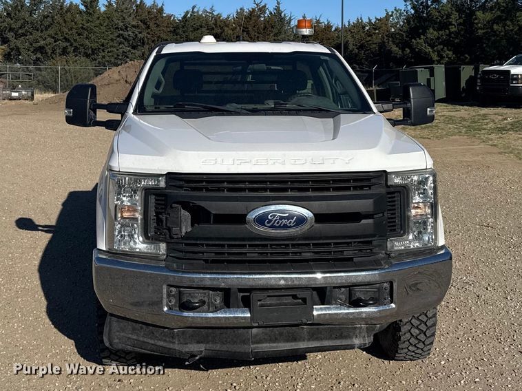 image for item FB7203 2018 Ford F250 Super Duty XL flatbed pickup truck