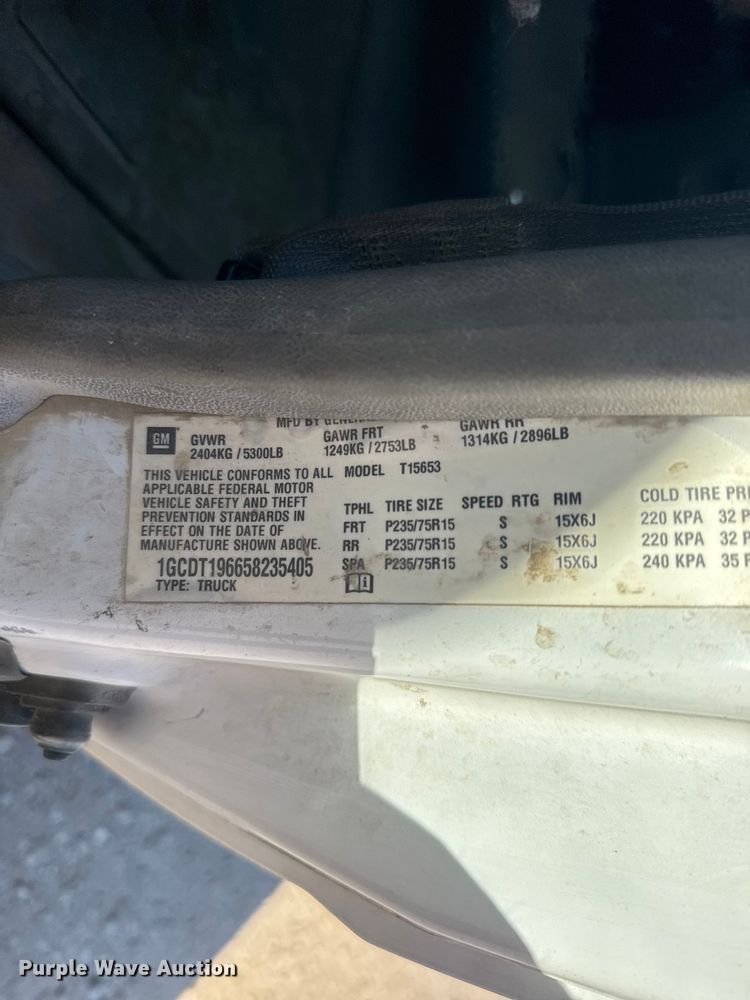 image for item FB7206 2005 Chevrolet Colorado Ext. Cab pickup truck