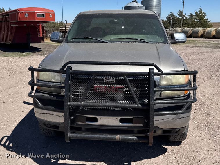 image for item FB7213 2002 GMC Sierra 2500HD Crew Cab pickup truck