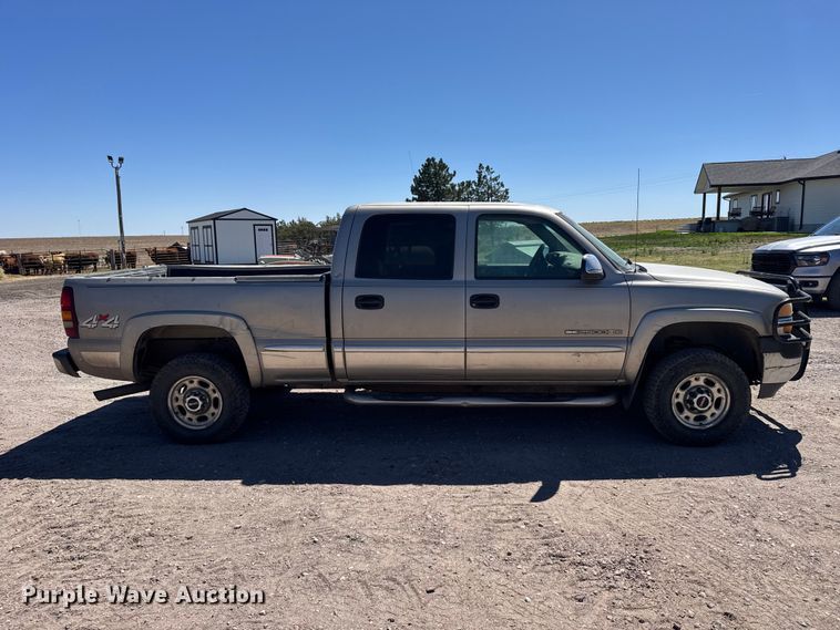 image for item FB7213 2002 GMC Sierra 2500HD Crew Cab pickup truck