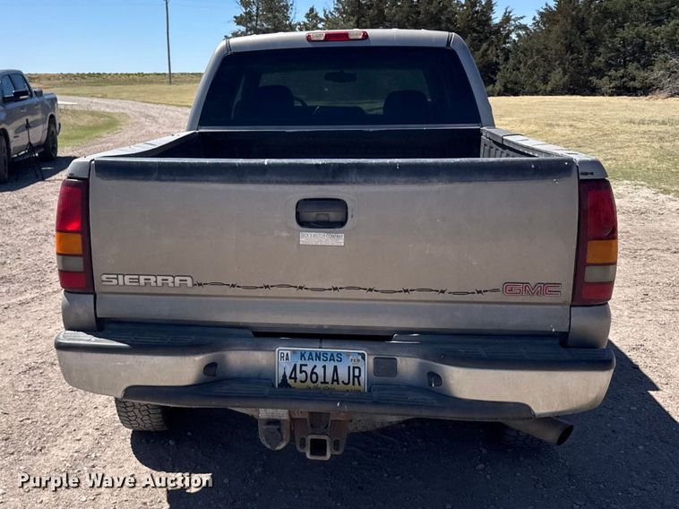 image for item FB7213 2002 GMC Sierra 2500HD Crew Cab pickup truck