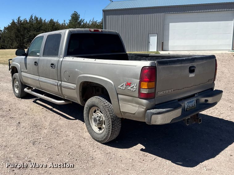 image for item FB7213 2002 GMC Sierra 2500HD Crew Cab pickup truck