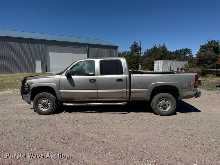 image for item FB7213 2002 GMC Sierra 2500HD Crew Cab pickup truck