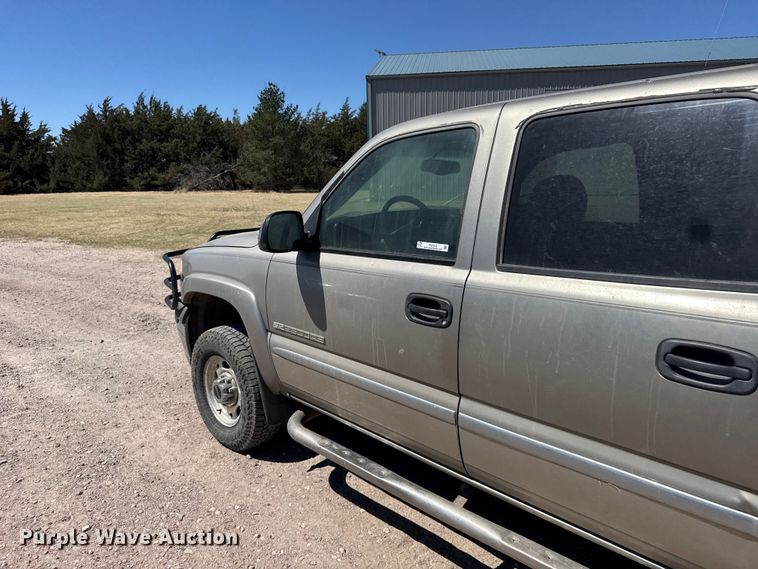image for item FB7213 2002 GMC Sierra 2500HD Crew Cab pickup truck