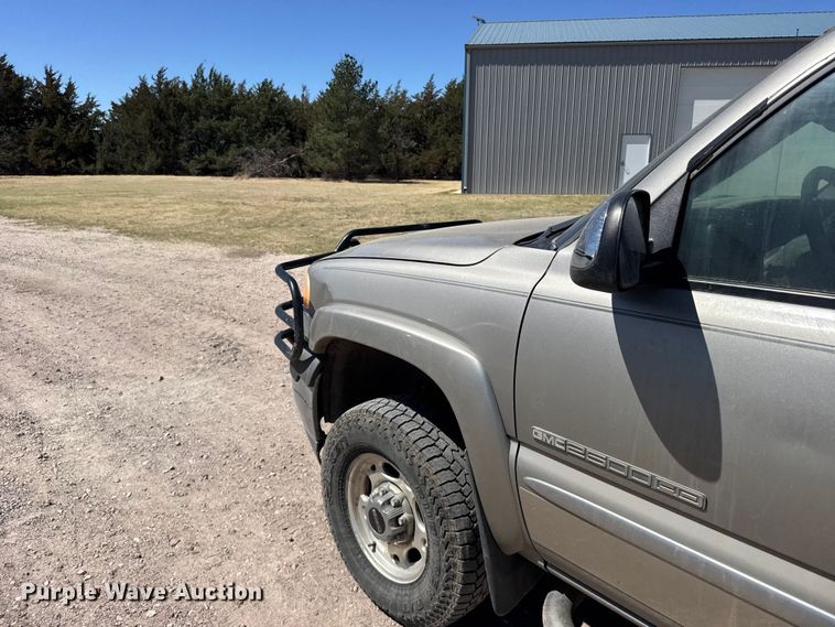 image for item FB7213 2002 GMC Sierra 2500HD Crew Cab pickup truck