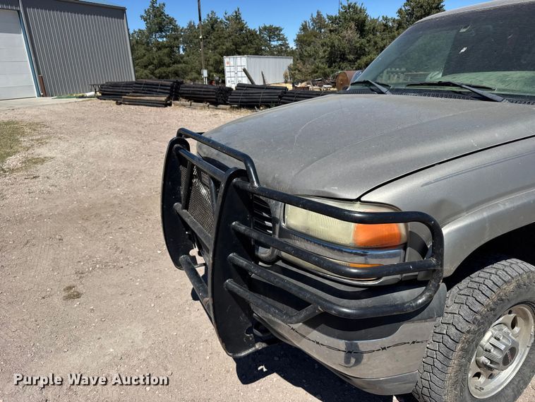 image for item FB7213 2002 GMC Sierra 2500HD Crew Cab pickup truck