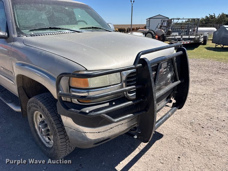 image for item FB7213 2002 GMC Sierra 2500HD Crew Cab pickup truck