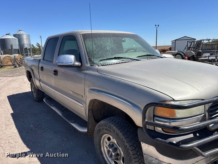 image for item FB7213 2002 GMC Sierra 2500HD Crew Cab pickup truck