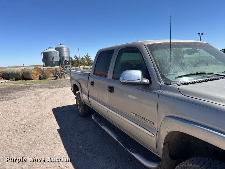 image for item FB7213 2002 GMC Sierra 2500HD Crew Cab pickup truck