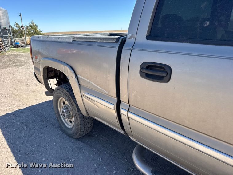 image for item FB7213 2002 GMC Sierra 2500HD Crew Cab pickup truck