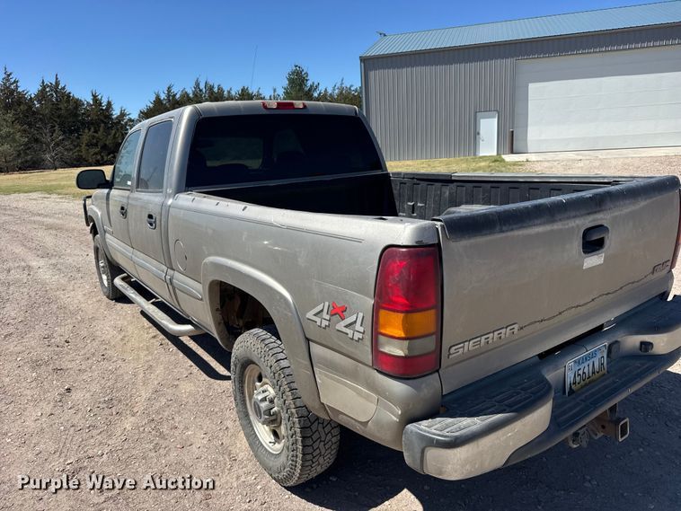 image for item FB7213 2002 GMC Sierra 2500HD Crew Cab pickup truck