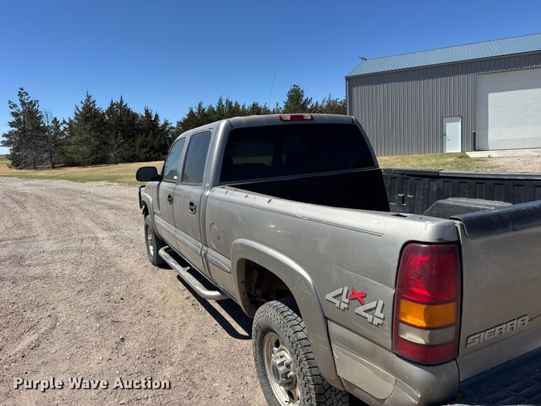 image for item FB7213 2002 GMC Sierra 2500HD Crew Cab pickup truck