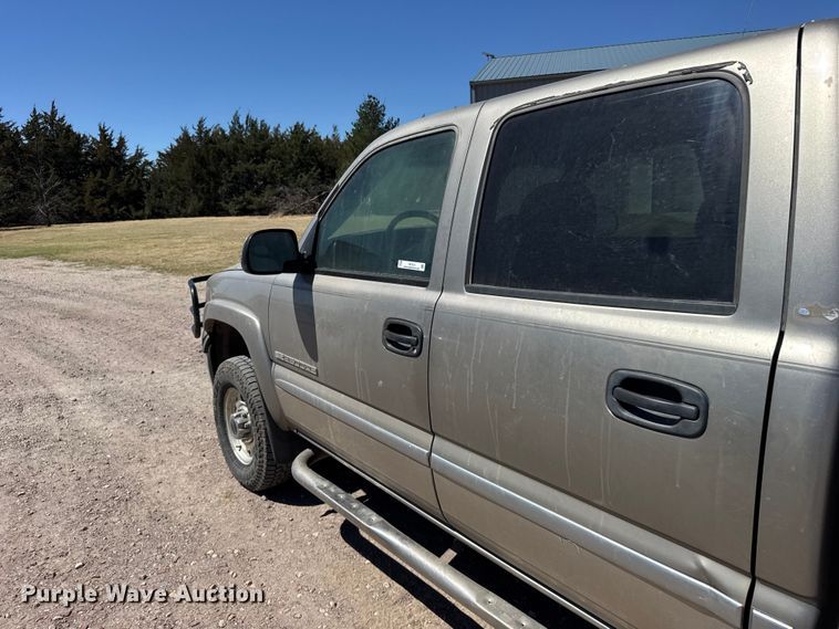 image for item FB7213 2002 GMC Sierra 2500HD Crew Cab pickup truck