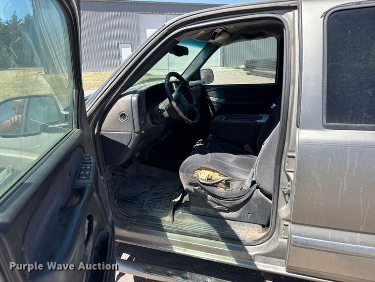 image for item FB7213 2002 GMC Sierra 2500HD Crew Cab pickup truck