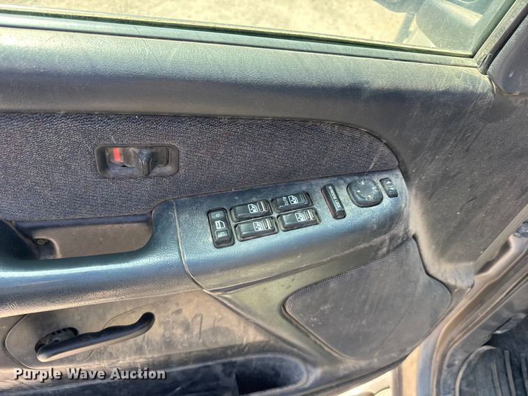 image for item FB7213 2002 GMC Sierra 2500HD Crew Cab pickup truck