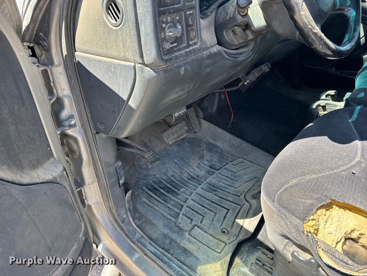 image for item FB7213 2002 GMC Sierra 2500HD Crew Cab pickup truck