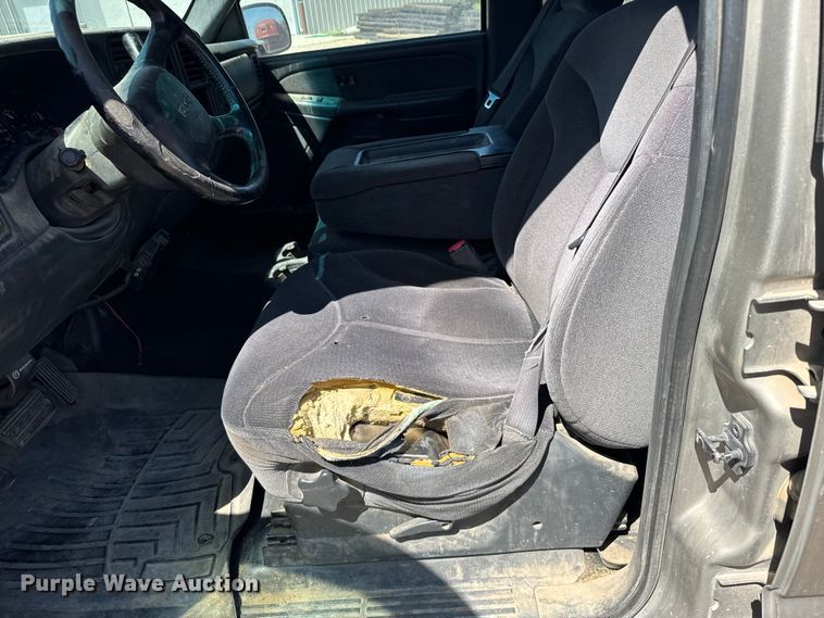 image for item FB7213 2002 GMC Sierra 2500HD Crew Cab pickup truck