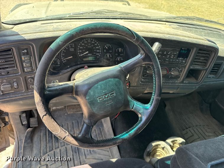 image for item FB7213 2002 GMC Sierra 2500HD Crew Cab pickup truck