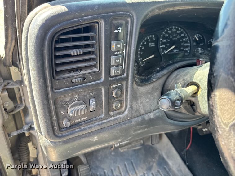 image for item FB7213 2002 GMC Sierra 2500HD Crew Cab pickup truck